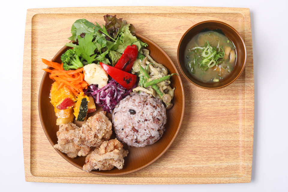 鳥〇食堂×タニタカフェの料理